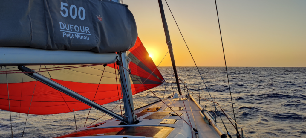 Le Petit Minou sous voile au coucher du soleil